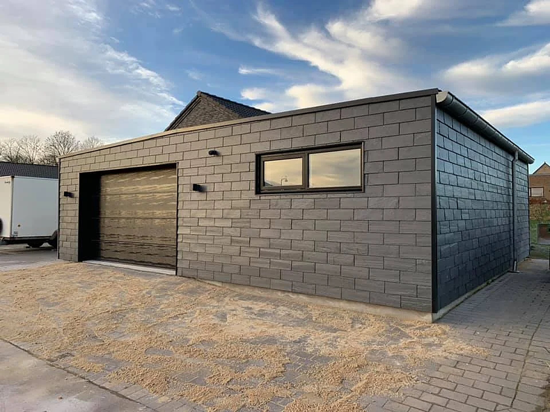 Nybygget garage i teglsten af Holstebro Tømrer