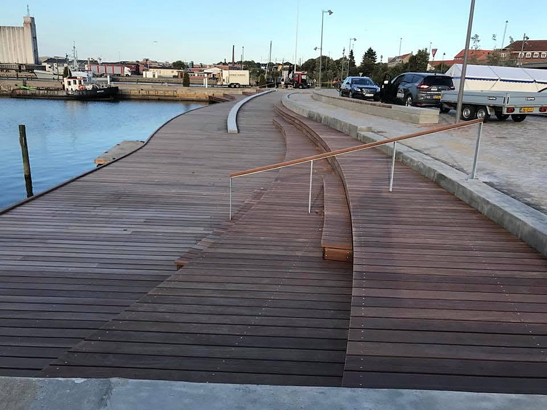 Træterrasse og promenade i hårdttræ ved havnen