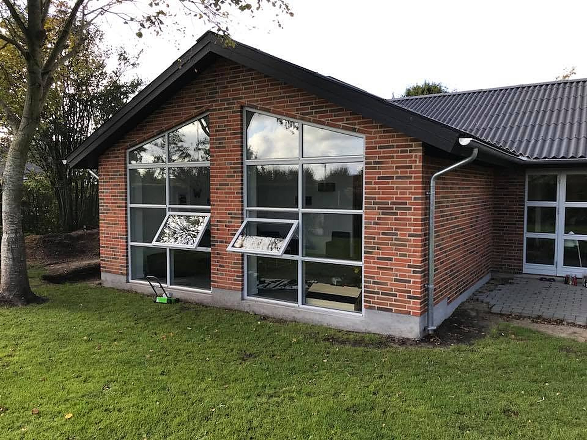 Murermestervilla med store vinduespartier udført af Holstebro Tømrer
